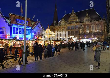 Der Weihnachtsmarkt auf dem Bremer Marktplatz. Im hintergrund das historische Rathaus, das zum Weltkulturerbe gehört. *** Le marché de Noël sur la place du marché de Bremens en arrière-plan est l'hôtel de ville historique, qui est un site du patrimoine mondial crédit : Imago/Alamy Live News Banque D'Images