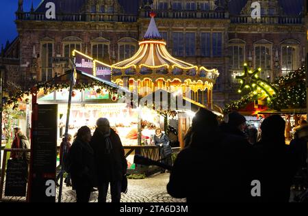 Der Weihnachtsmarkt auf dem Bremer Marktplatz. Im hintergrund das historische Rathaus. *** Le marché de Noël sur la place du marché de Bremens la mairie historique en arrière-plan crédit : Imago/Alamy Live News Banque D'Images