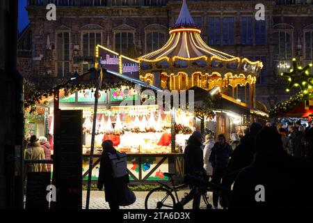 Der Weihnachtsmarkt auf dem Bremer Marktplatz. Im hintergrund das historische Rathaus. *** Le marché de Noël sur la place du marché de Bremens la mairie historique en arrière-plan crédit : Imago/Alamy Live News Banque D'Images