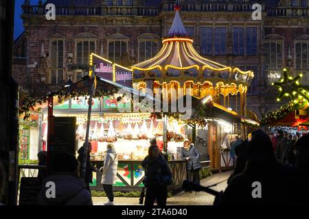 Der Weihnachtsmarkt auf dem Bremer Marktplatz. Im hintergrund das historische Rathaus. *** Le marché de Noël sur la place du marché de Bremens la mairie historique en arrière-plan crédit : Imago/Alamy Live News Banque D'Images