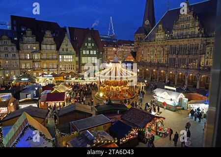 Der Weihnachtsmarkt auf dem Bremer Marktplatz. Rechts das historische Rathaus, das zum Weltkulturerbe gehört. *** Le marché de Noël sur la place du marché de Bremens à droite, l'hôtel de ville historique, qui est un site du patrimoine mondial crédit : Imago/Alamy Live News Banque D'Images