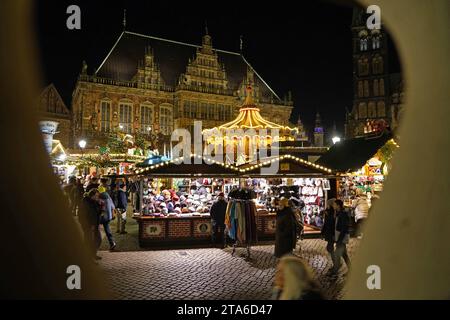 Der Weihnachtsmarkt auf dem Bremer Marktplatz. Im hintergrund das historische Rathaus, das zum Weltkulturerbe gehört. *** Le marché de Noël sur la place du marché de Bremens en arrière-plan est l'hôtel de ville historique, qui est un site du patrimoine mondial crédit : Imago/Alamy Live News Banque D'Images