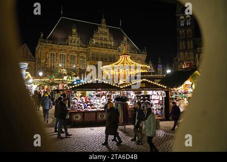 Der Weihnachtsmarkt auf dem Bremer Marktplatz. Im hintergrund das historische Rathaus, das zum Weltkulturerbe gehört. *** Le marché de Noël sur la place du marché de Bremens en arrière-plan est l'hôtel de ville historique, qui est un site du patrimoine mondial crédit : Imago/Alamy Live News Banque D'Images