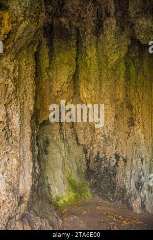 Une petite grotte à Martin Brod dans le parc national una. Canton d'una-Sana, Fédération de Bosnie-Herzégovine. Début septembre Banque D'Images