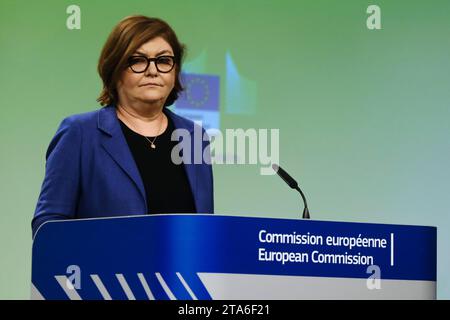 Bruxelles, Belgique. 29 novembre 2023. Conférence de presse des Commissaires européens Didier REYNDERS et Adina VALEAN sur le paquet mobilité des passagers à Bruxelles, Belgique, le 29 novembre 2023. Crédit : ALEXANDROS MICHAILIDIS/Alamy Live News Banque D'Images