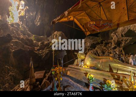 Bouddha Liegender in der Höhle Tham Phu Kham près de Vang Vieng, Laos, Asien | bouddha couché à l'intérieur de la grotte Tham Phu Kham près de Vang Vieng, Laos, AS Banque D'Images