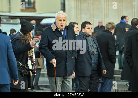 Lyon, France. 29 novembre 2023. Alain Mérieux lors des funérailles de l'ancien maire de Lyon et ancien ministre de l'intérieur Gérard Collomb à la cathédrale Saint-Jean de Lyon, France, le 29 novembre 2023. Samedi, l’ancien ministre de l’intérieur et partisan précoce d’Emmanuel Macron Gérard Collomb, est décédé à l’âge de 76 ans. Il a annoncé en 2022 qu'il souffrait d'un cancer de l'estomac. Photo Julien Reynaud/APS-Medias/ABACAPRESS.COM crédit : Abaca Press/Alamy Live News Banque D'Images