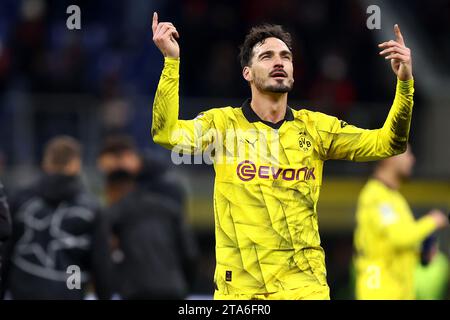 Milan, Italie. 28 novembre 2023. Mats Hummels du Borussia Dortmund célèbre la fin du match de football de l'UEFA Champions League entre l'AC Milan et le Borussia Dortmund. Crédit : Marco Canoniero/Alamy Live News Banque D'Images