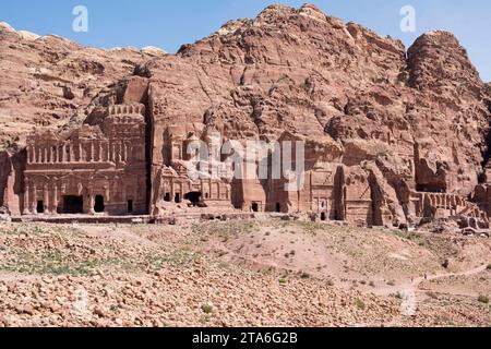 Pétra, tombes royales avec la tombe du palais à gauche. Gouvernorat de Ma áan, Jordanie. Banque D'Images