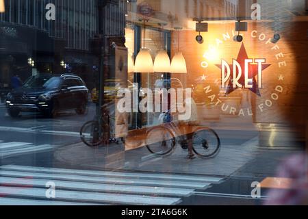 New York, USA - 26 mai 2018 : Restaurant décontracté rapide PRET A manger logo avec reflet de la rue de New York. Banque D'Images