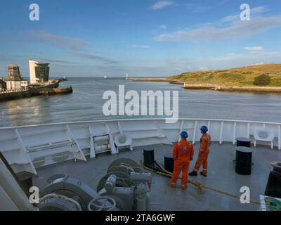 Sortie de l'entrée du port d'Aberdeen en Écosse en début de soirée à bord du ferry North Link à destination des îles Shetland Banque D'Images