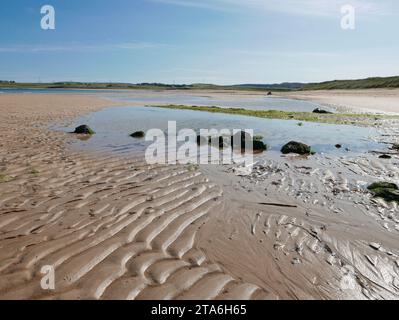 Plage de Sandside Bay près de la centrale électrique de Dounreay à Sutherland, au nord de l'écosse avec la marée basse sur une journée sans nuages Banque D'Images