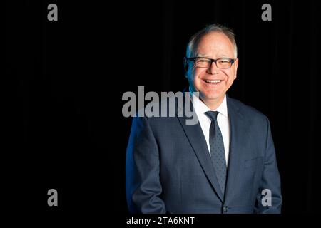 Portrait éclairé du gouverneur du Minnesota Tim Walz avec fond noir et lumière bleue. Banque D'Images