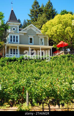 Une jolie maison victorienne se trouve dans un vignoble dans une cave dans la Napa Valley Banque D'Images