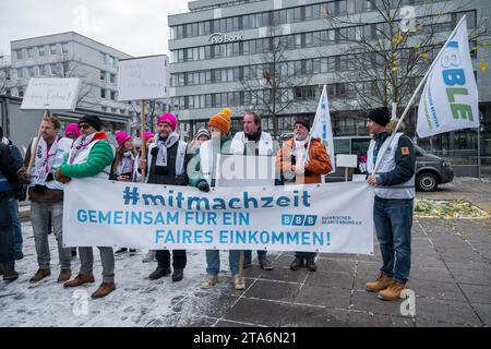 Nuremberg, Allemagne. 29 novembre 2023. Une bannière de l'Association bavaroise des fonctionnaires avec l'inscription «ensemble pour un revenu équitable». Grève d'avertissement et manifestation des employés du secteur public bavarois. Les représentants des employés exigent 10,5 pour cent, mais au moins 500 euros de salaire de plus dans les négociations collectives. Le DPolG Bayern et le Bayerische Beamtenbund (BBB), entre autres, ont appelé à la grève d'avertissement. Crédit : Daniel Vogl/dpa/Alamy Live News Banque D'Images