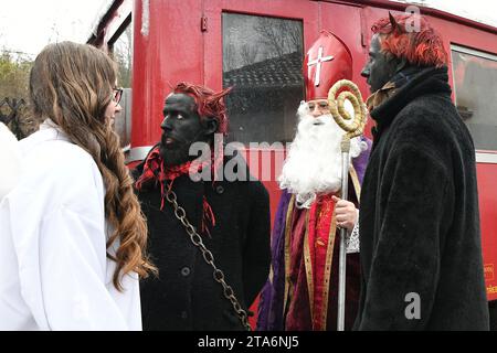 St. Nicholas, diables et anges montent en locomotive à vapeur 423,009 (à partir de l'année 1922) de Ceska Trebova à Skalice nad Svitavou, à Chornice et retour à Banque D'Images