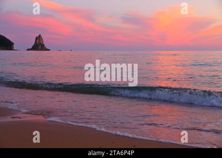 Grèce beach sunset dans l'île de Corfou. Agios Gordios et mer Ionienne. Banque D'Images