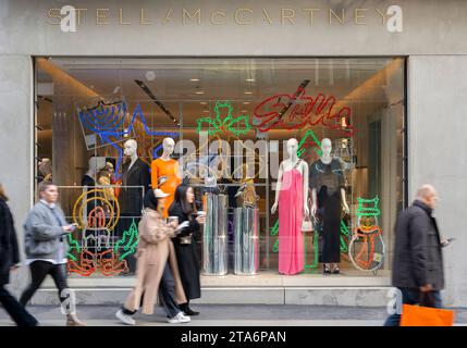 Londres, Royaume-Uni. 29 novembre 2023. Boutiques du centre de Londres décorées pour Noël 2023. Stella NcCartney magasin vitrine de Noël dans Old Bond Street. Crédit : Malcolm Park/Alamy Live News Banque D'Images