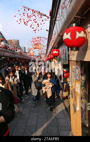 TOKYO, JAPON - 4 DÉCEMBRE 2016 : les gens visitent la boutique de souvenirs Nakamise-dori rue d'Asakusa à Tokyo, Japon. Banque D'Images