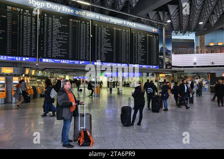 FRANCFORT, ALLEMAGNE - 6 DÉCEMBRE 2016 : les passagers visitent le terminal 1 de l'aéroport international de Francfort en Allemagne. C'est l'aéroport le plus achalandé de Ger Banque D'Images