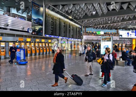 FRANCFORT, ALLEMAGNE - 6 DÉCEMBRE 2016 : les passagers visitent le terminal 1 de l'aéroport international de Francfort en Allemagne. C'est l'aéroport le plus achalandé de Ger Banque D'Images