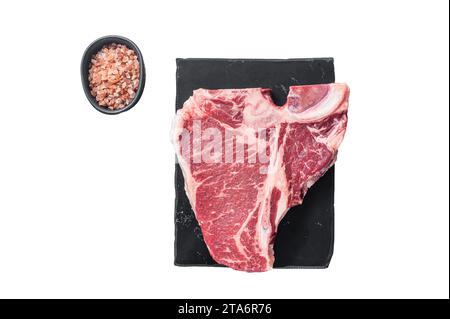 Steak de bœuf cru sec de portier de wagyu, os en T non cuit sur une planche de marbre avec thym. Isolé, fond blanc Banque D'Images