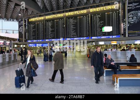 FRANCFORT, ALLEMAGNE - 6 DÉCEMBRE 2016 : les passagers visitent le terminal 1 de l'aéroport international de Francfort en Allemagne. C'est l'aéroport le plus achalandé de Ger Banque D'Images