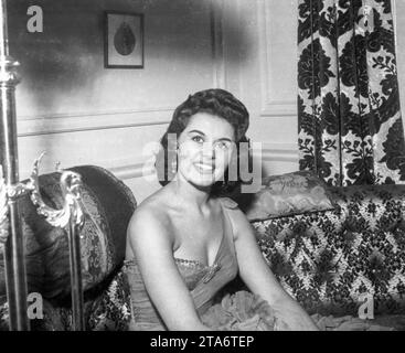 Eunice Gayson a joué la toute première fille du BOD, Sylvia Trench, dans les scènes d'ouverture du Dr. No Banque D'Images