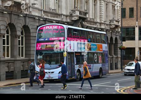 LEEDS, UK - 11 juillet 2016 : Les gens ride FirstLeeds bus à impériale à Leeds, Royaume-Uni. FirstGroup emploie 124 000 personnes. Banque D'Images