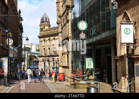 BRADFORD, Royaume-Uni - 11 JUILLET 2016 : les gens marchent rue Hustlergate dans le centre-ville de Bradford au Royaume-Uni. Bradford est l'une des plus grandes villes du Yorkshire. Banque D'Images