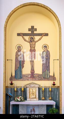 Mosaïque religieuse montrant Jésus crucifixion décorant l'intérieur de l'église en Italie Banque D'Images