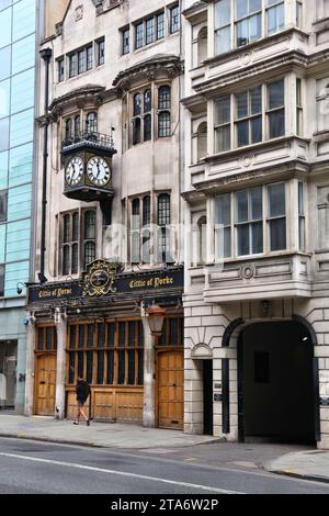 LONDRES, Royaume-Uni - 9 JUILLET 2016 : Cittie of Yorke pub historique à High Holborn Street, Londres, Royaume-Uni. Londres est la ville la plus peuplée du Royaume-Uni avec 13 millions d'habitants Banque D'Images