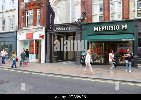 Londres, UK - 7 juillet 2016 : Les gens magasinent à New Bond Street à Londres. Bond Street est une grande rue commerçante dans le West End de Londres. Banque D'Images