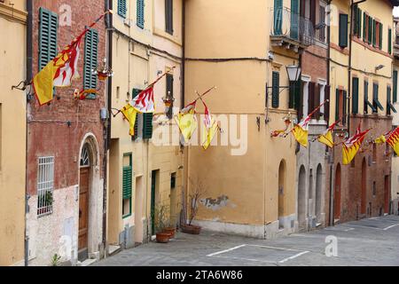 Sienne, Italie. La vieille ville est divisée en quartiers (contrade) traditionnel avec des drapeaux et couleurs. Valdimontone (vallée de la Ram). Banque D'Images