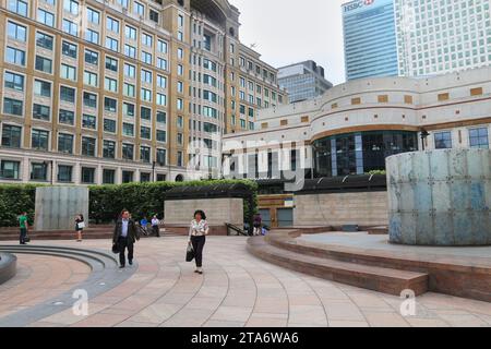 LONDRES, Royaume-Uni - 8 JUILLET 2016 : les gens visitent Cabot Square dans le quartier moderne de Canary Wharf à Londres, Royaume-Uni. Canary Wharf est le deuxième centre financier de Londres. Banque D'Images