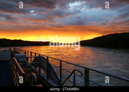 Magnifique coucher de soleil sur le Danube vu d'un bateau de croisière fluvial près de Vukovar, région de Slavonie orientale, à la frontière entre la Croatie (à gauche) et la Serbie (à droite) Banque D'Images