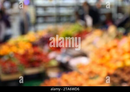 Fond défocalisé du marché alimentaire. Bokeh fruits et légumes flous à Florence, Italie. Épicerie. Banque D'Images