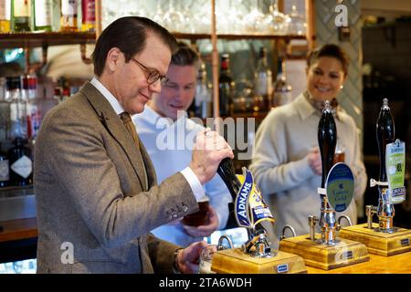 Londres, Royaume-Uni. 29 novembre 2023. Le prince Daniel de Suède tire une pinte dans les trois Blackbirds à Woodditton, Cambridgeshire, Royaume-Uni, le 29 novembre 2023. La princesse héritière et le prince Daniel sont en visite officielle au Royaume-Uni, du 29 novembre au 1 décembre 2023. Photo : Christine Olsson/TT code 10430 crédit : TT News Agency/Alamy Live News Banque D'Images