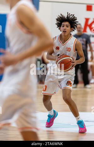 Adolescents jouant à un match de basket-ball au stade municipal d'Agen, France Banque D'Images