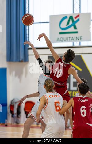 Adolescents jouant à un match de basket-ball au stade municipal d'Agen, France Banque D'Images