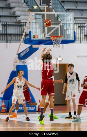 Adolescents jouant à un match de basket-ball au stade municipal d'Agen, France Banque D'Images