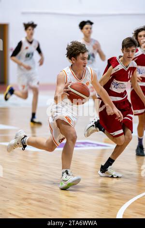 Adolescents jouant à un match de basket-ball au stade municipal d'Agen, France Banque D'Images