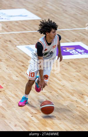 Adolescents jouant à un match de basket-ball au stade municipal d'Agen, France Banque D'Images