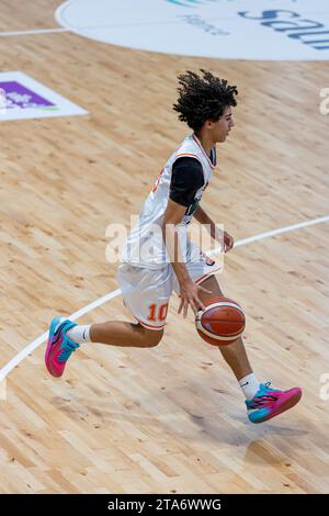 Adolescents jouant à un match de basket-ball au stade municipal d'Agen, France Banque D'Images