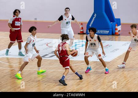 Adolescents jouant à un match de basket-ball au stade municipal d'Agen, France Banque D'Images