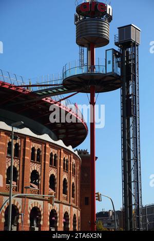 BARCELONE, ESPAGNE - 8 OCTOBRE 2021 : immeuble Arenas de Barcelona en Espagne.Ancien stade de corrida célèbre, il est maintenant converti en un centre commercial. Banque D'Images