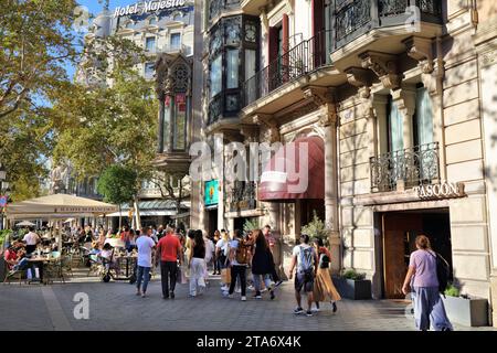 BARCELONE, ESPAGNE - 7 OCTOBRE 2021: Les gens visitent la rue Passeig de Gracia dans le quartier Eixample, Barcelone, Espagne. Passeig de Gracia est célèbre pour ses Banque D'Images