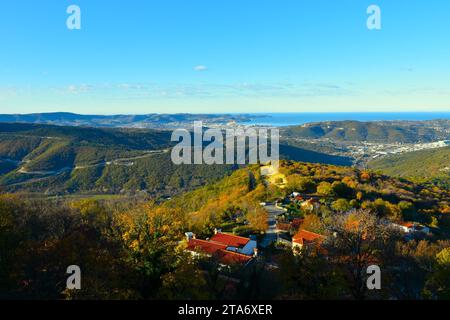 Vue sur les collines couvertes de forêt à Primorska, Slovénie depuis le village de Socerb et la ville de Koper sur la côte de la mer Adriatique Banque D'Images