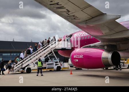 KATOWICE, POLOGNE - 24 SEPTEMBRE 2021 : les passagers montent à bord d'un Airbus A320 de la compagnie aérienne low cost Wizz Air par escalier à l'aéroport de Katowice en Pologne. Banque D'Images