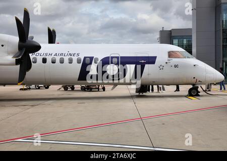 KATOWICE, POLOGNE - 24 SEPTEMBRE 2021 : avion turbopropulseur Bombardier Q400 de la compagnie aérienne LOT Polish Airlines à l'aéroport de Katowice en Pologne. Banque D'Images